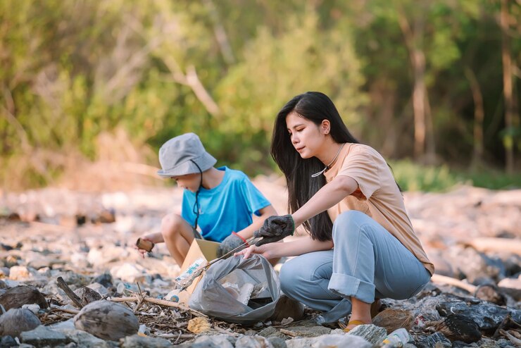 voluntarios-conservacion-medio-ambiente-familiar-asiatico-ayudan-mantener-limpiar-basura-plastico-espuma-playa-area-bosque-manglares-concepto-voluntariado_640221-125